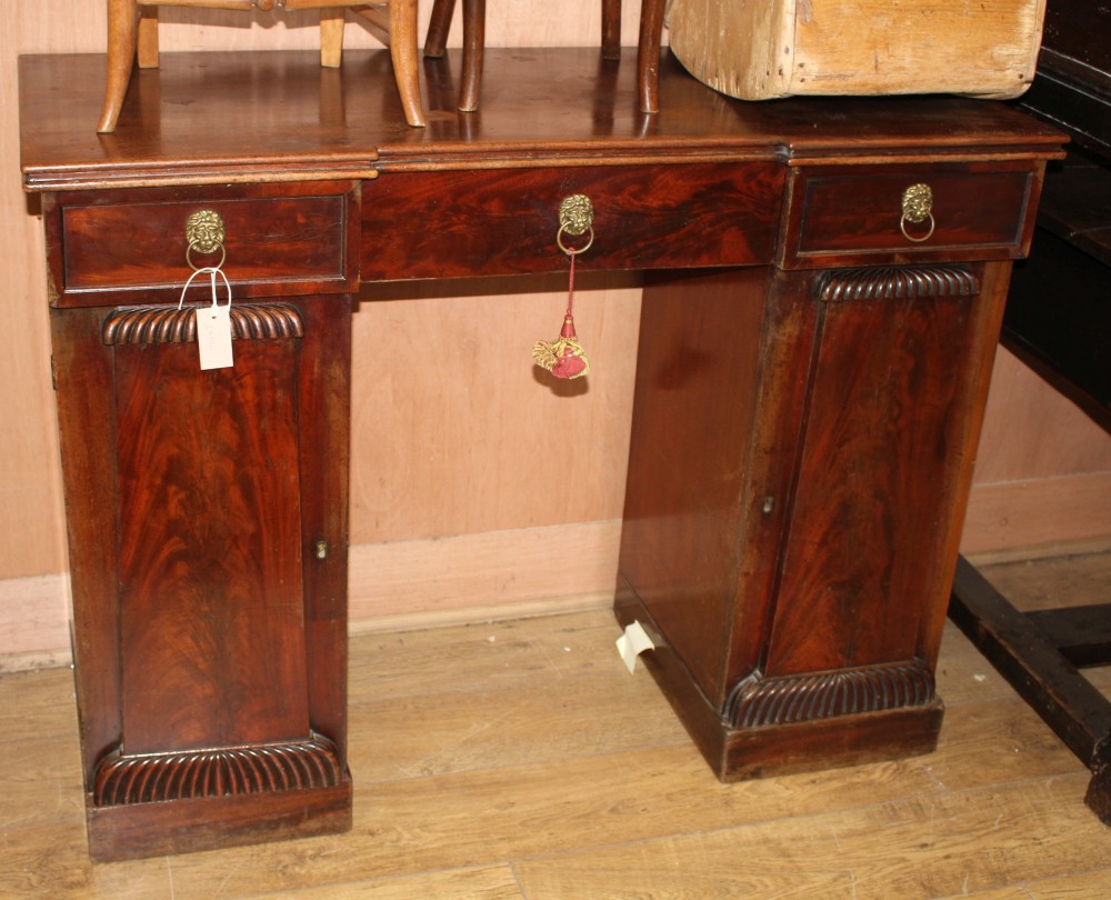 A William IV mahogany pedestal sideboard, W.122cm D.50cm H.91cm